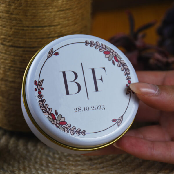 Kişiye Özel Etiketli Kuru Çiçek Detaylı Beyaz Metal Kutulu Mum