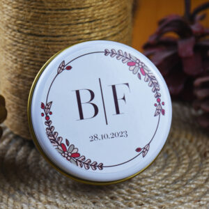 Kişiye Özel Etiketli Kuru Çiçek Detaylı Beyaz Metal Kutulu Mum