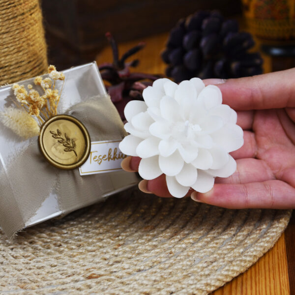 Mühür ve Çiçek Detaylı Beyaz Kutulu Lotus Mum