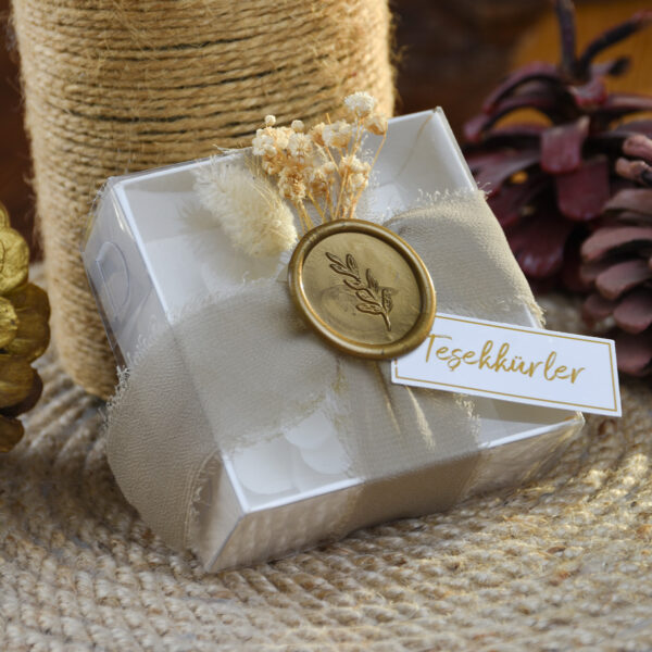 Mühür ve Çiçek Detaylı Beyaz Kutulu Lotus Mum