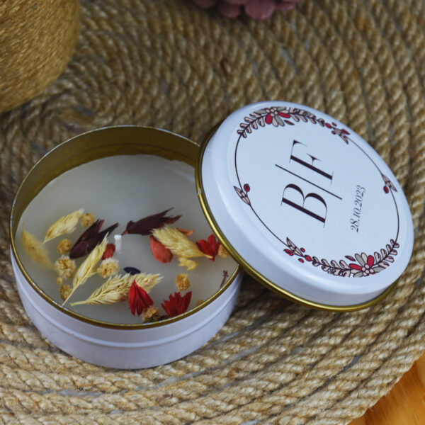 Kişiye Özel Etiketli Kuru Çiçek Detaylı Beyaz Metal Kutulu Mum