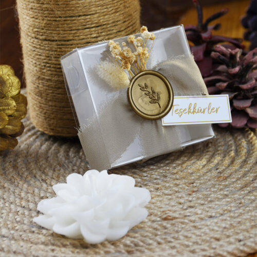 Mühür ve Çiçek Detaylı Beyaz Kutulu Lotus Mum