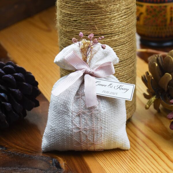 Dantel Kurdele ve Çiçek Detaylı Lavanta Kesesi