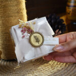 Mühür ve Çiçek Detaylı Beyaz Kutulu Orkide Mum