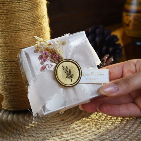 Mühür ve Çiçek Detaylı Beyaz Kutulu Orkide Mum