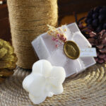 Mühür ve Çiçek Detaylı Beyaz Kutulu Orkide Mum