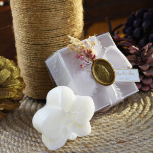 Mühür ve Çiçek Detaylı Beyaz Kutulu Orkide Mum