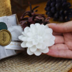 Mühür ve Çiçek Detaylı Kraft Kutulu Lotus Mum