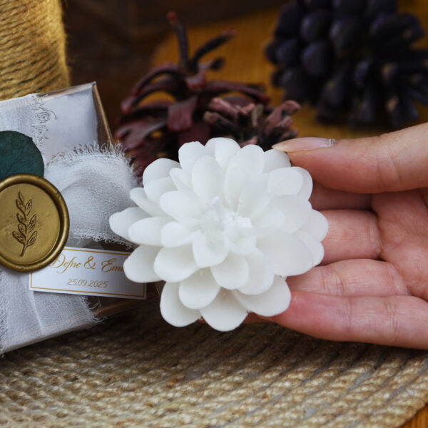 Mühür ve Çiçek Detaylı Kraft Kutulu Lotus Mum