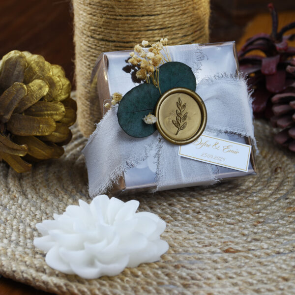 Mühür ve Çiçek Detaylı Kraft Kutulu Lotus Mum