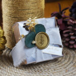 Mühür ve Çiçek Detaylı Kraft Kutulu Lotus Mum