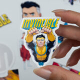 Invincible çizgi dizi karakterlerinin bulunduğu 20 parça suya dayanıklı sticker seti