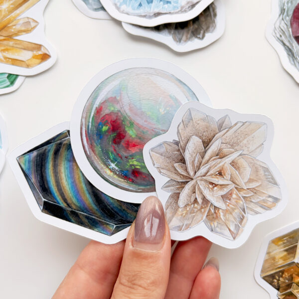 Mineral ve kristal temalı 34 adet suya dayanıklı vinil sticker setinin pürüzsüz bir yüzeydeki görünümü.