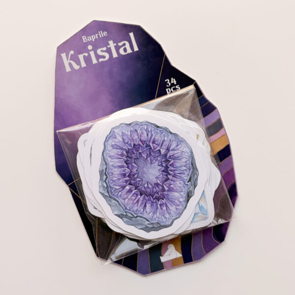 Mineral ve kristal temalı 34 adet suya dayanıklı vinil sticker setinin pürüzsüz bir yüzeydeki görünümü.