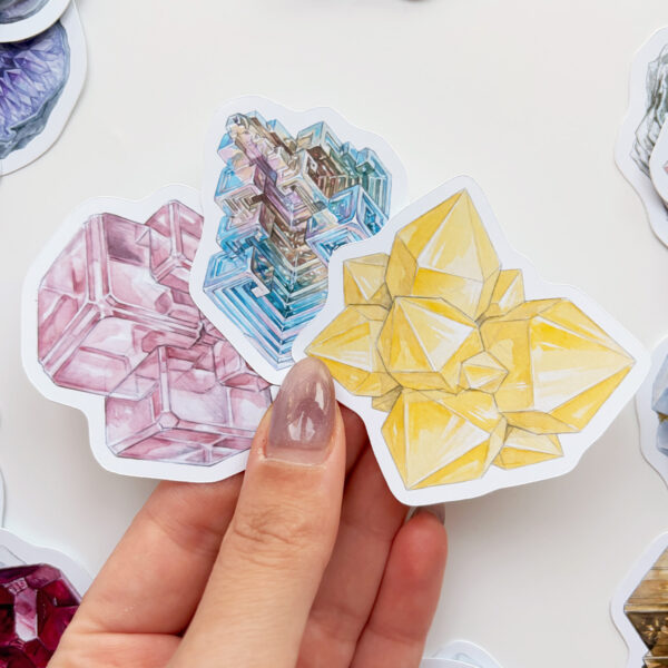 Mineral ve kristal temalı 34 adet suya dayanıklı vinil sticker setinin pürüzsüz bir yüzeydeki görünümü.