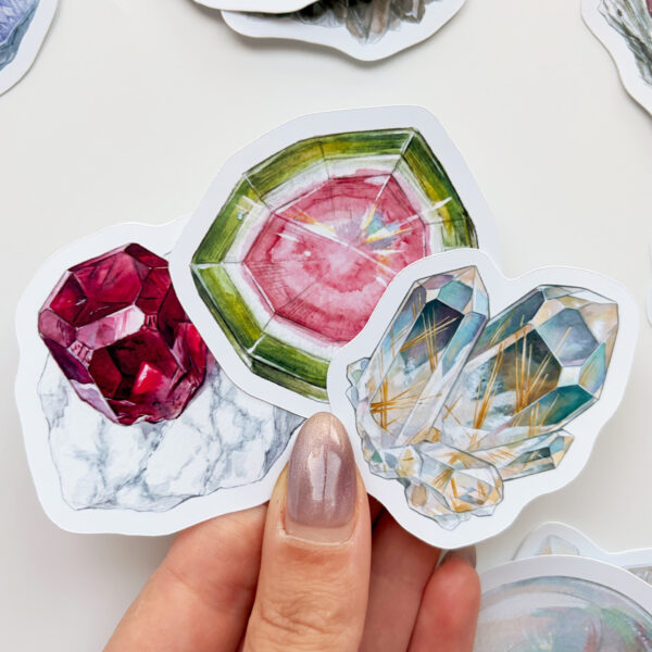 Mineral ve kristal temalı 34 adet suya dayanıklı vinil sticker setinin pürüzsüz bir yüzeydeki görünümü.