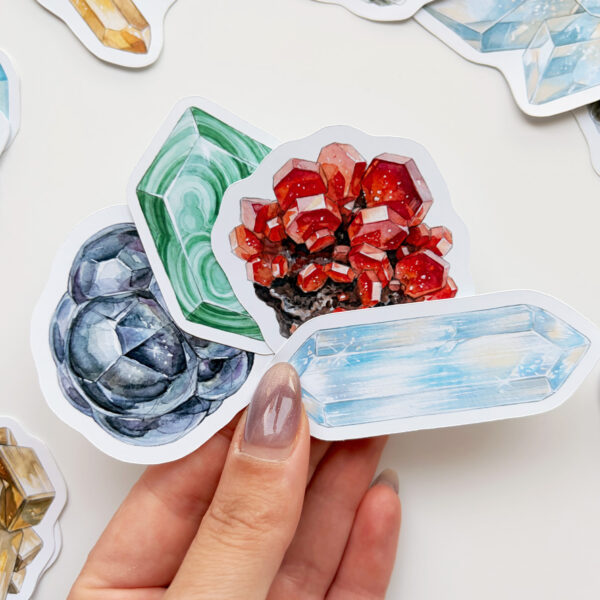 Mineral ve kristal temalı 34 adet suya dayanıklı vinil sticker setinin pürüzsüz bir yüzeydeki görünümü.