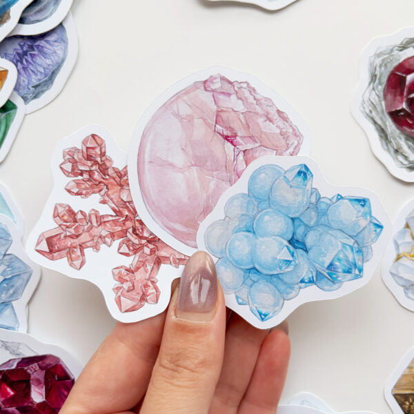 Mineral ve kristal temalı 34 adet suya dayanıklı vinil sticker setinin pürüzsüz bir yüzeydeki görünümü.